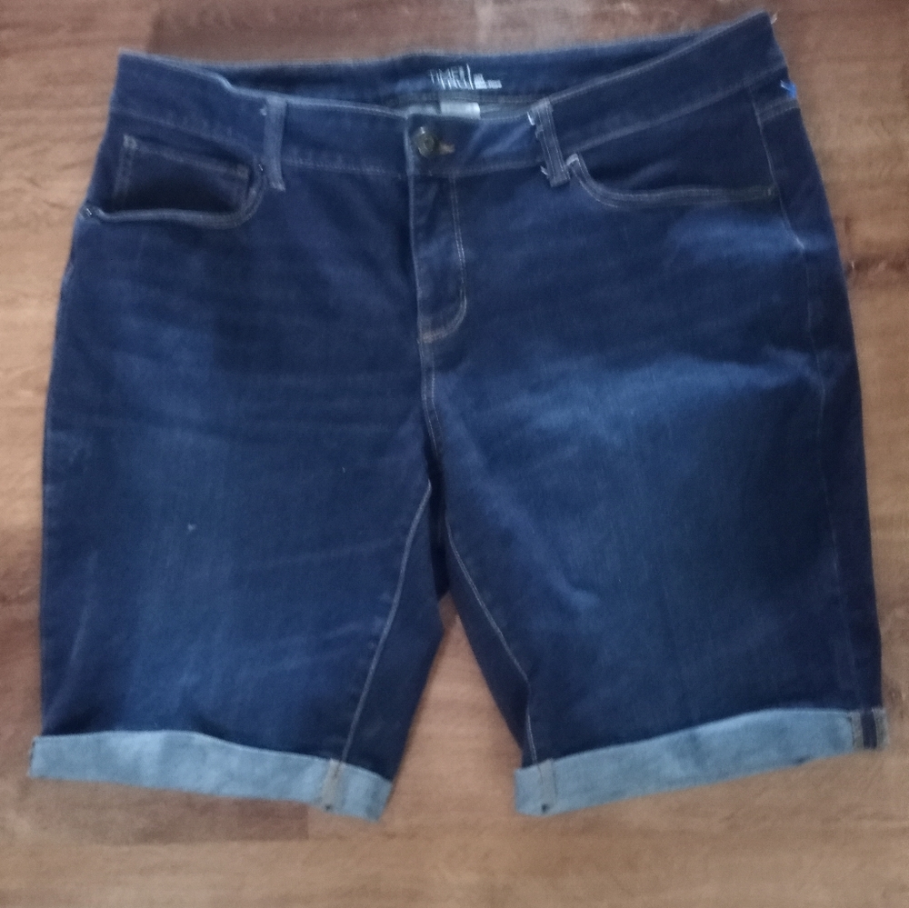 Time and Tru Women's Bermuda Highh Rise Blue Jean Shorts Classic Style Size 20